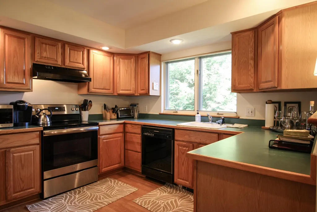 121 Iris Way Hartford VT 05001