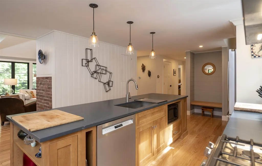 163 Fox Lane Hartford VT 05059