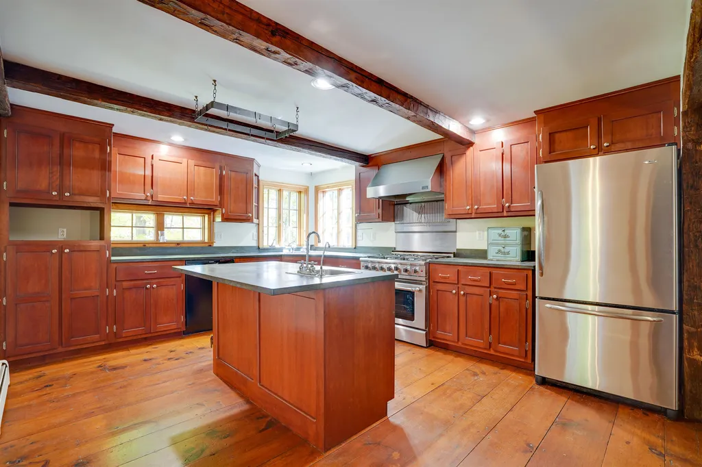 110 Bush Hill Road Pelham NH 03076