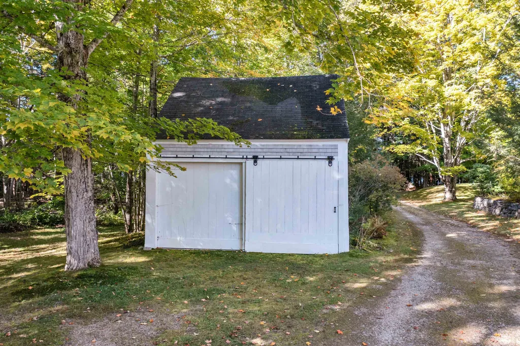 31 Tuftonboro Neck Road Tuftonboro NH 03816