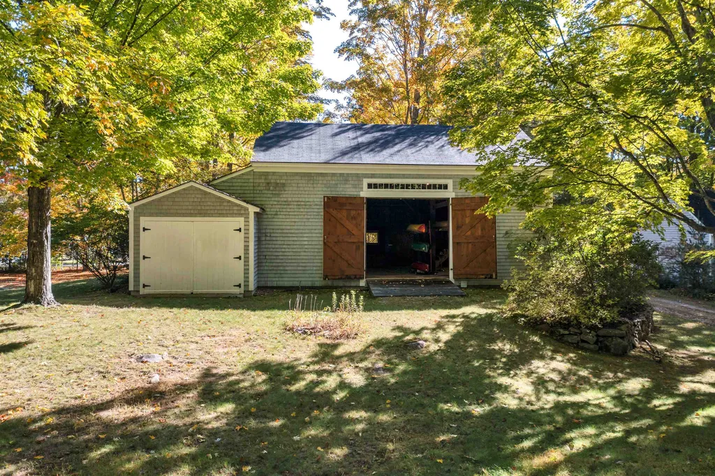 31 Tuftonboro Neck Road Tuftonboro NH 03816