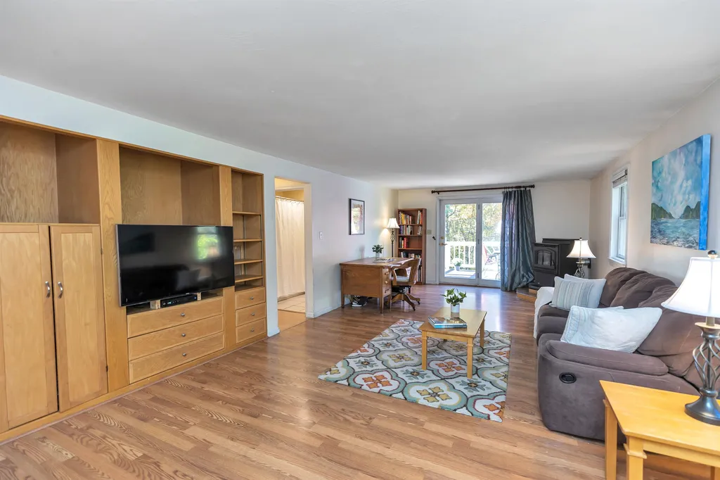 5 Ham Road Raymond NH 03077