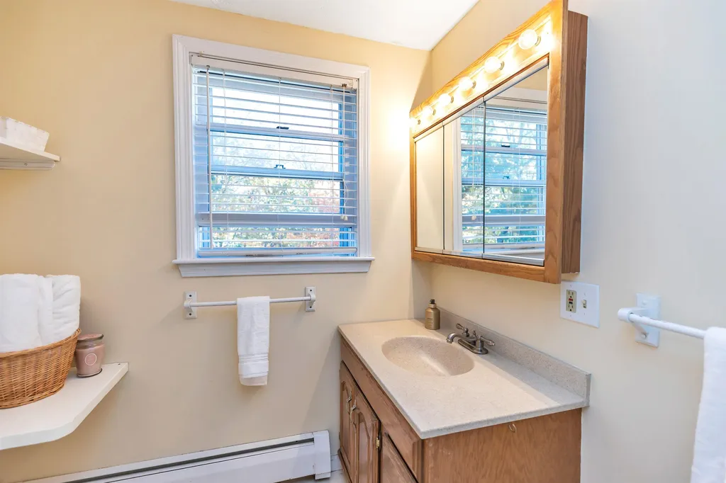 5 Ham Road Raymond NH 03077