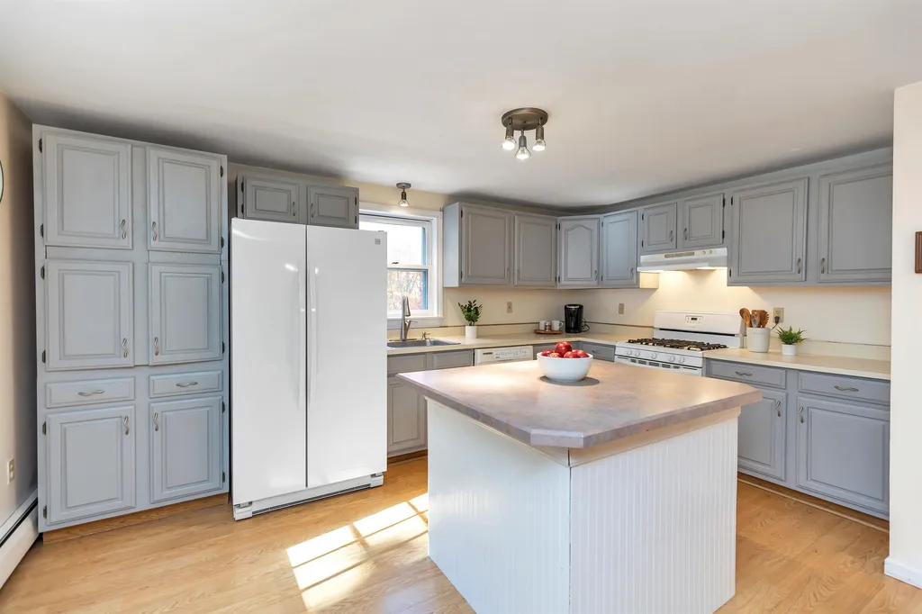 5 Ham Road Raymond NH 03077