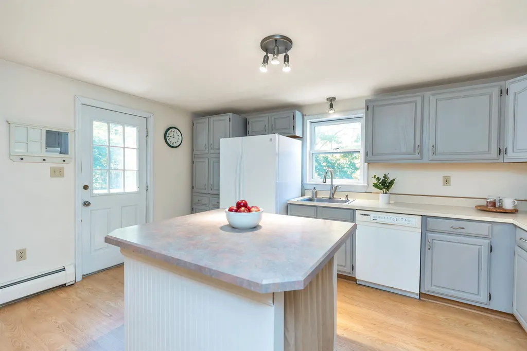 5 Ham Road Raymond NH 03077