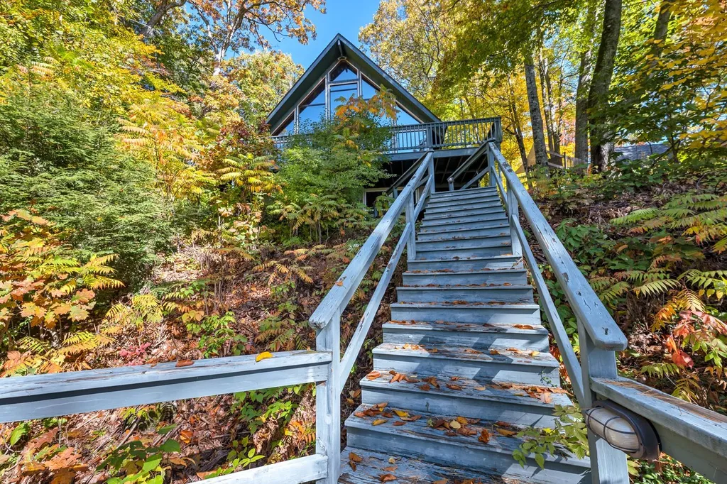 6 Lloyd Road Wolfeboro NH 03894