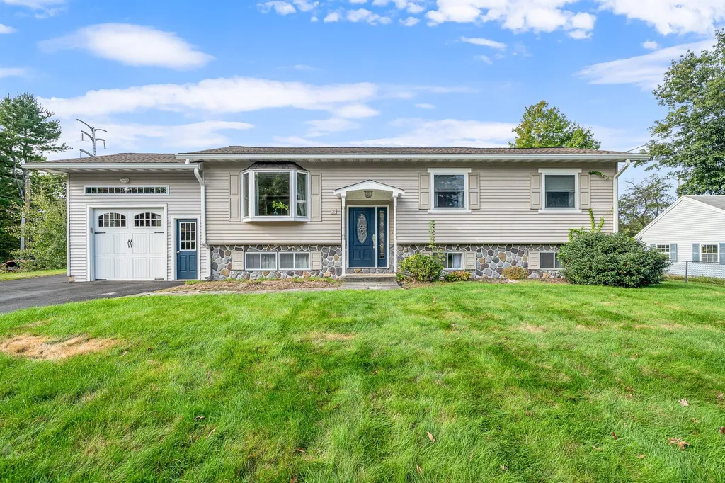 29 Navaho Street Nashua NH 03063