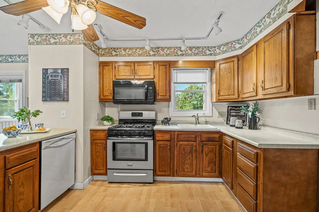 29 Navaho Street Nashua NH 03063