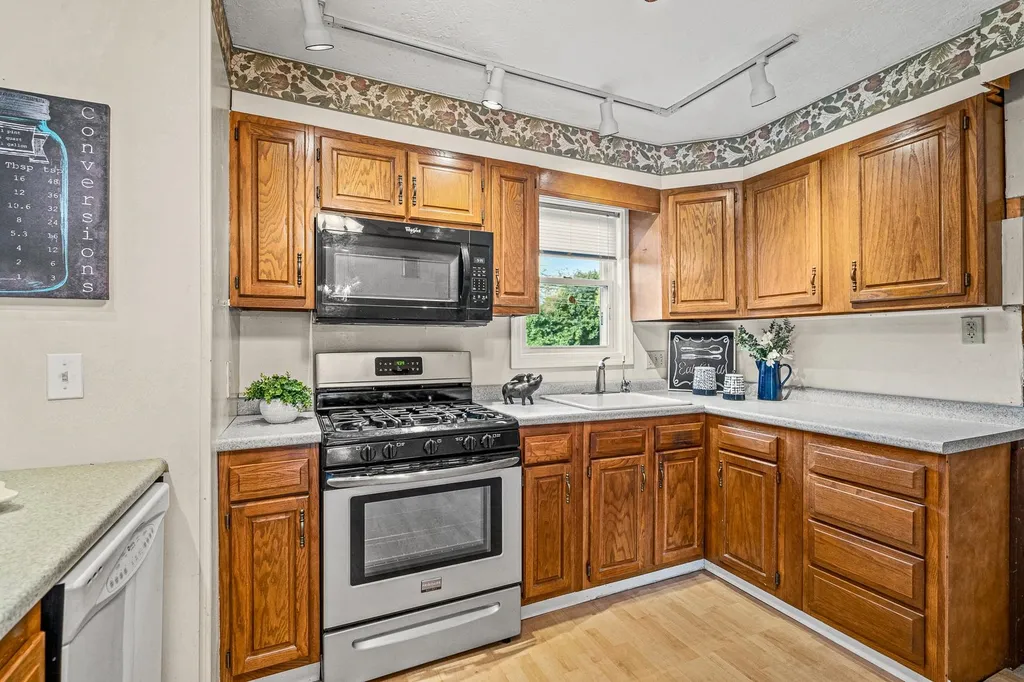 29 Navaho Street Nashua NH 03063