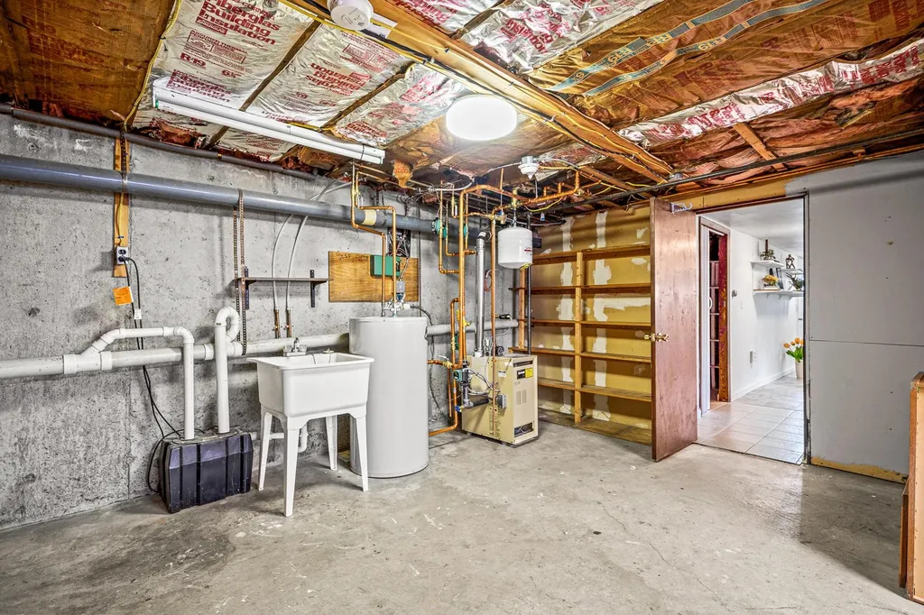 29 Navaho Street Nashua NH 03063