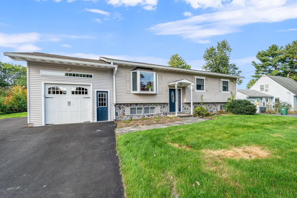 29 Navaho Street Nashua NH 03063
