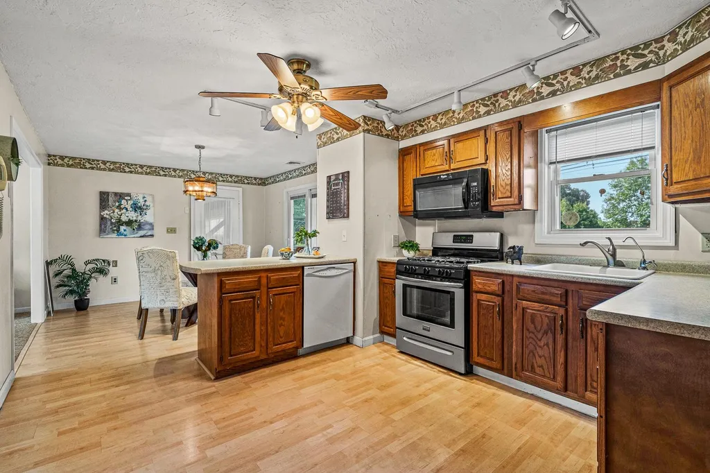 29 Navaho Street Nashua NH 03063