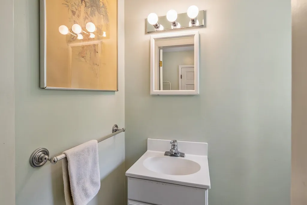 16 Olde Parish Road Rye NH 03870
