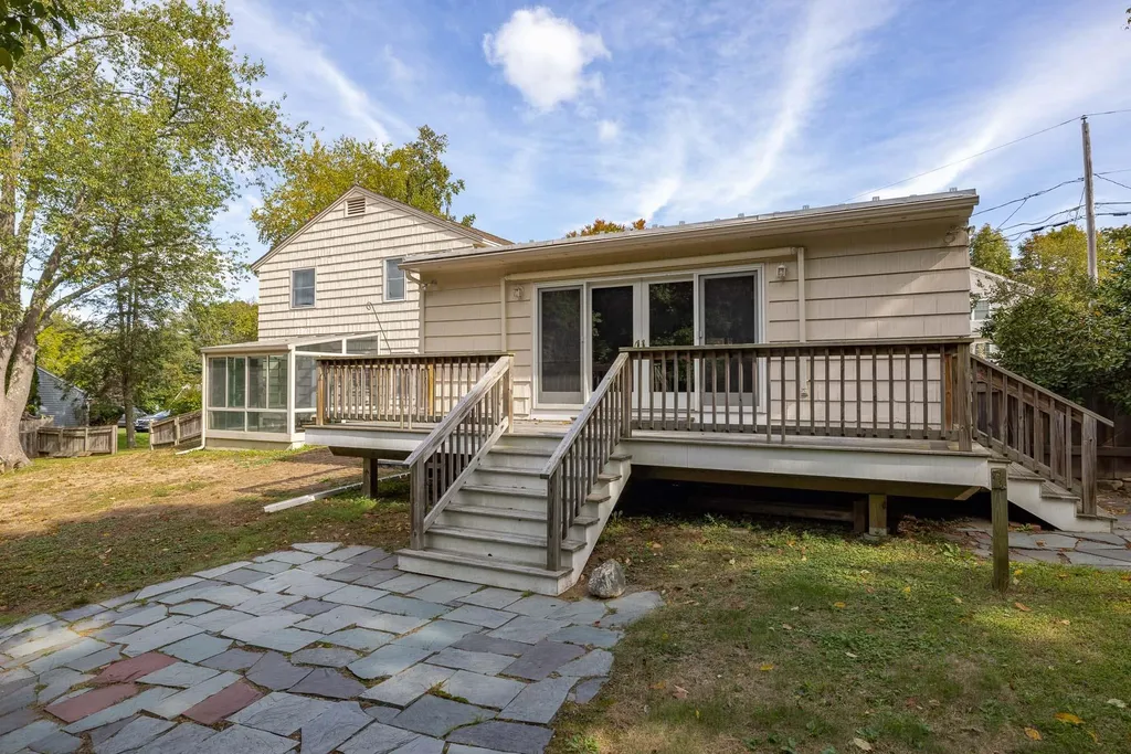 16 Olde Parish Road Rye NH 03870