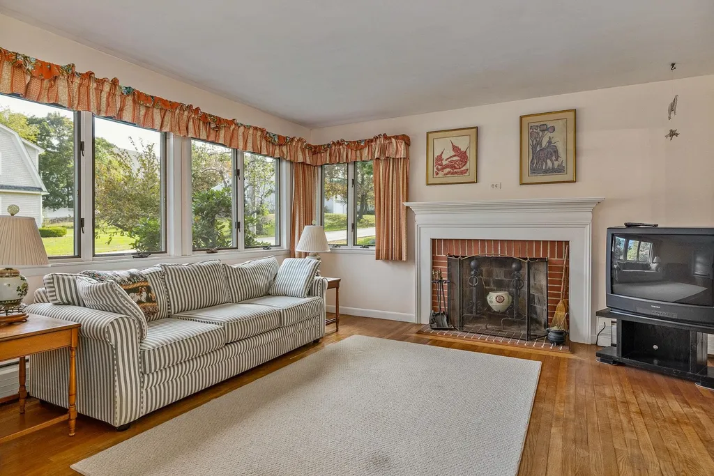 16 Olde Parish Road Rye NH 03870