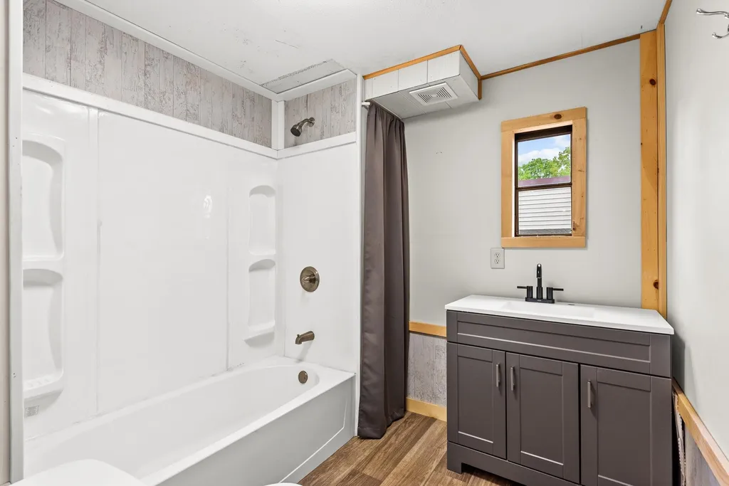 11 Evelyn Avenue Raymond NH 03077