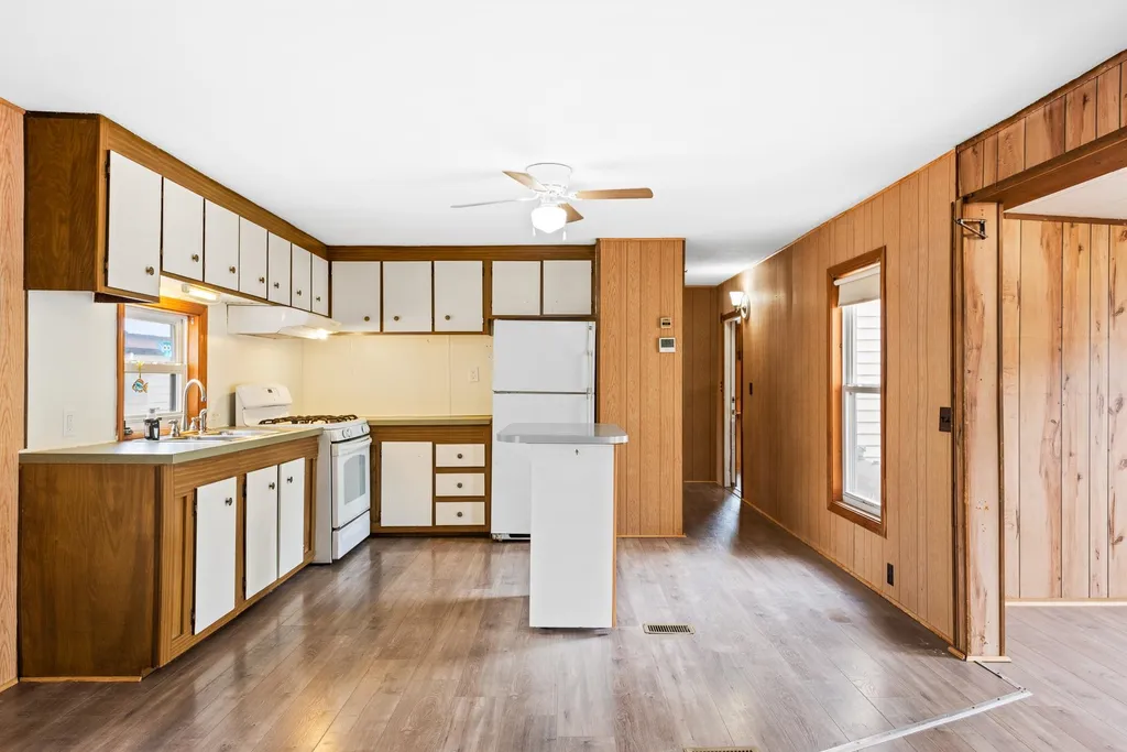 11 Evelyn Avenue Raymond NH 03077