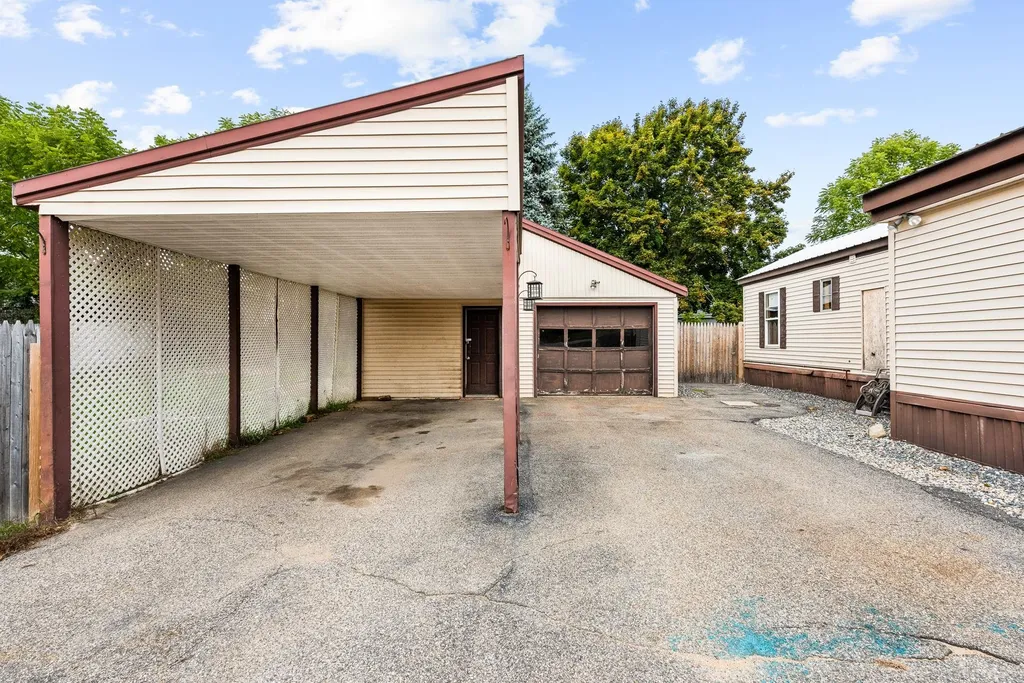 11 Evelyn Avenue Raymond NH 03077