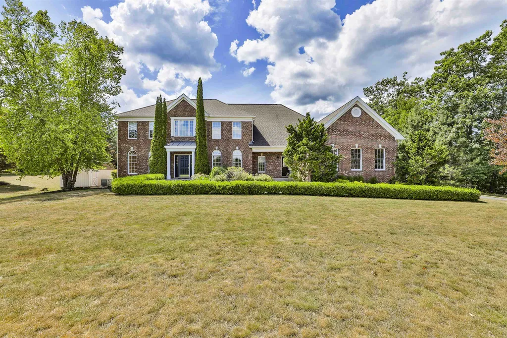 32 Buckingham Way Bedford NH 03110