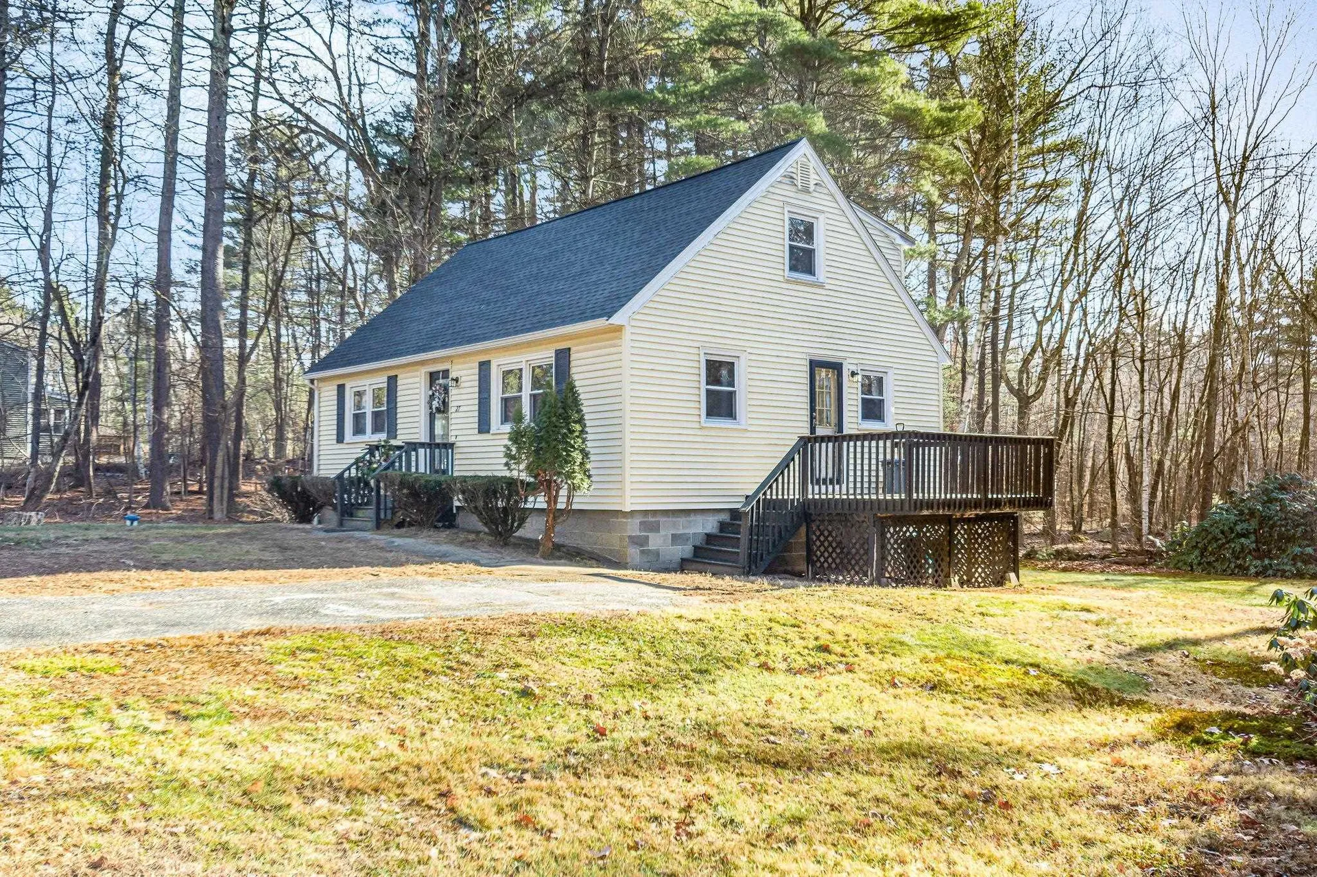 27 Willow Street Pelham NH 03076