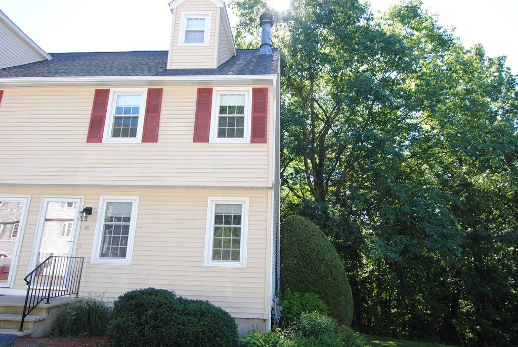 45 Hawkstead Hollow Nashua NH 03063