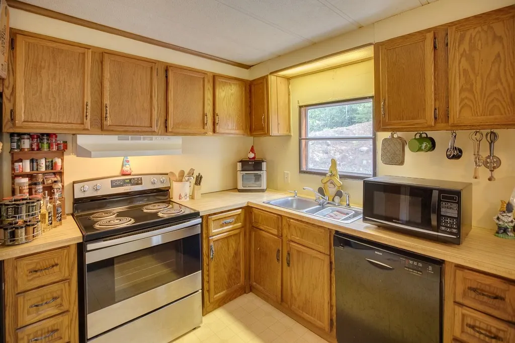 24 Robbins Nest Road Thornton NH 03285