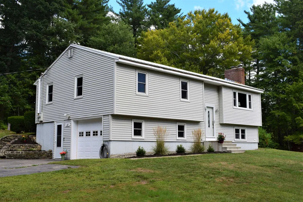 16 Clement Avenue Kingston NH 03848