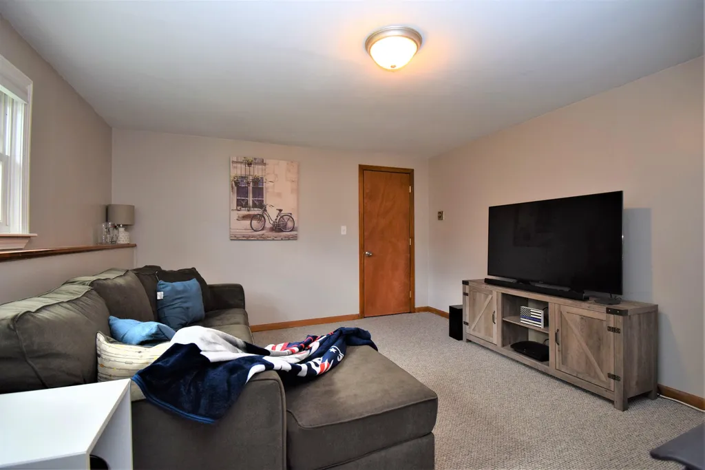 16 Clement Avenue Kingston NH 03848