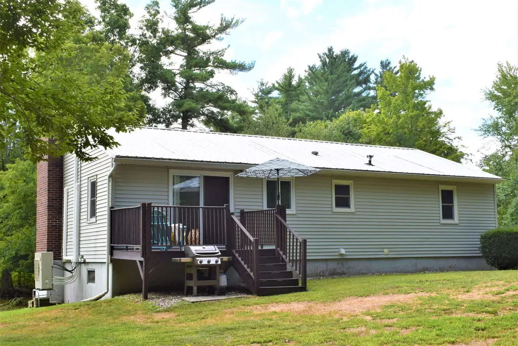 16 Clement Avenue Kingston NH 03848