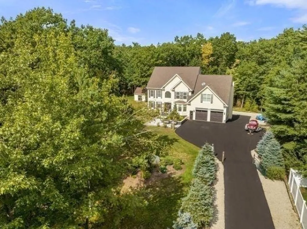 18 Mulberry Lane Pelham NH 03076