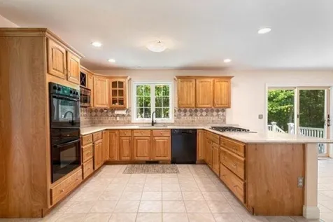 18 Mulberry Lane Pelham NH 03076