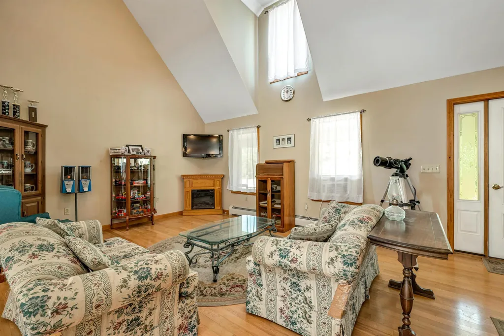 25 True Lane Thornton NH 03285