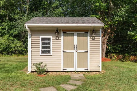 93 Winnicutt Road Stratham NH 03885