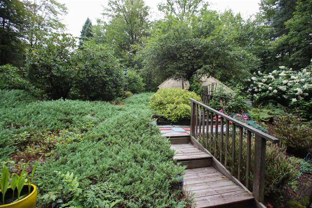 18 Bobbin Hill Road Grantham NH 03753