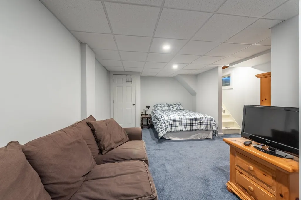 1457 King Hill Road New London NH 03257