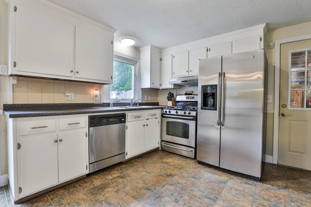 17 Sunset Avenue Derry NH 03038