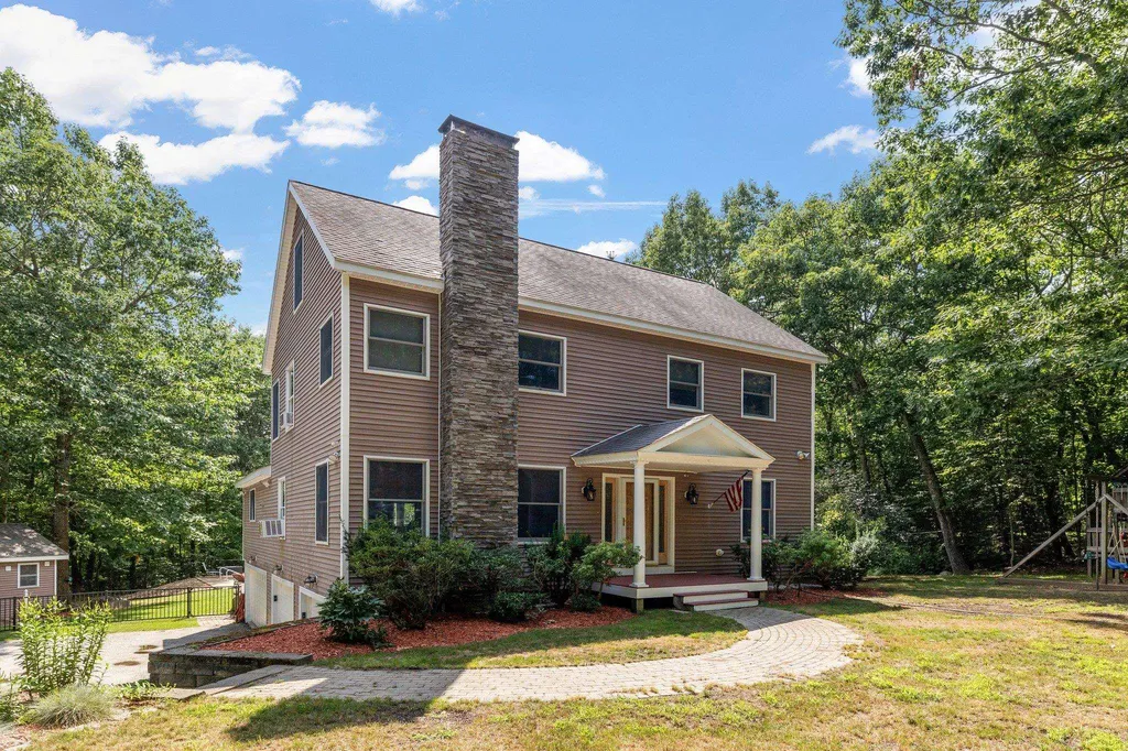 44 Ann Logan Circle Raymond NH 03077