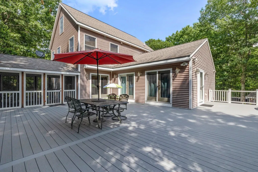 44 Ann Logan Circle Raymond NH 03077