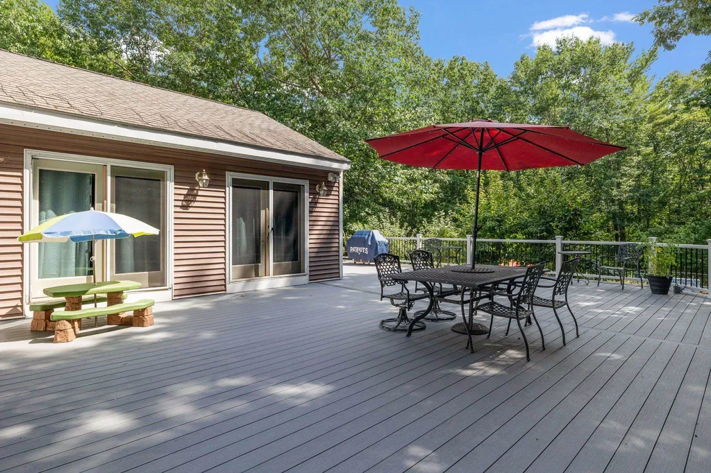 44 Ann Logan Circle Raymond NH 03077