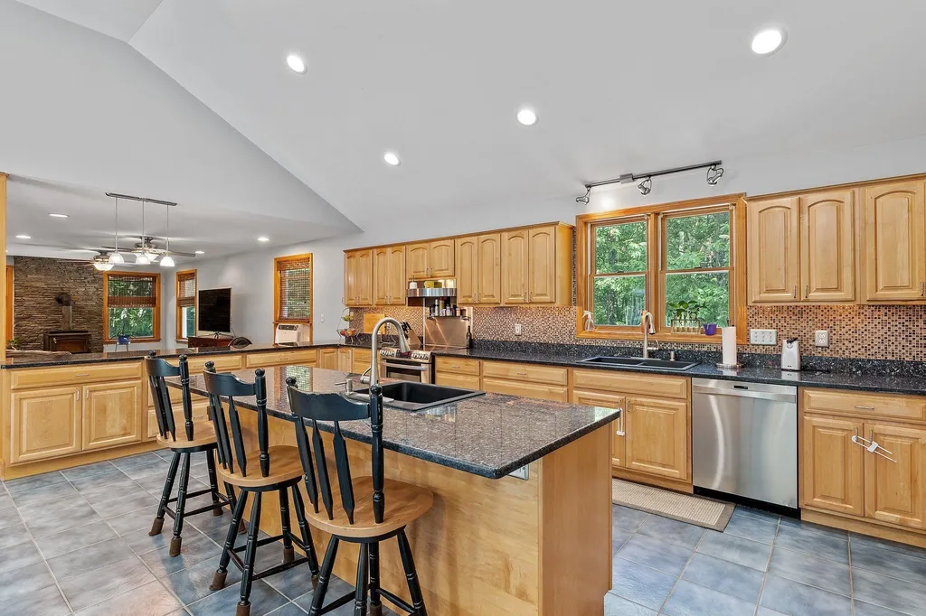 44 Ann Logan Circle Raymond NH 03077