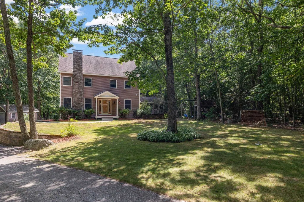 44 Ann Logan Circle Raymond NH 03077