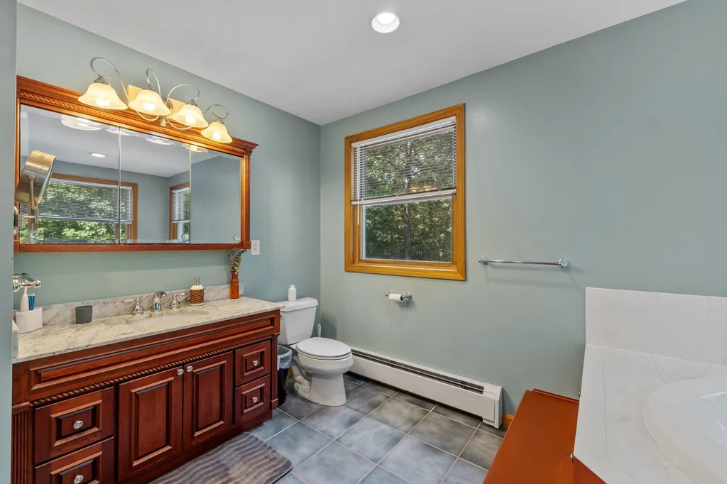 44 Ann Logan Circle Raymond NH 03077
