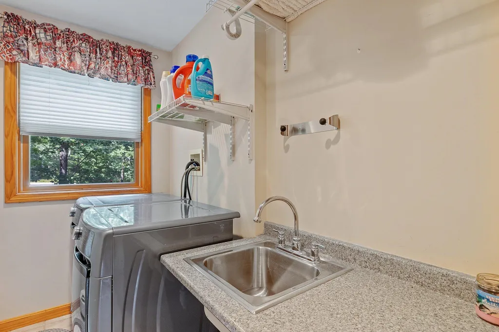 44 Ann Logan Circle Raymond NH 03077