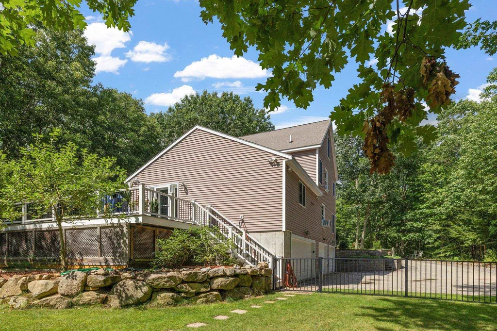 44 Ann Logan Circle Raymond NH 03077