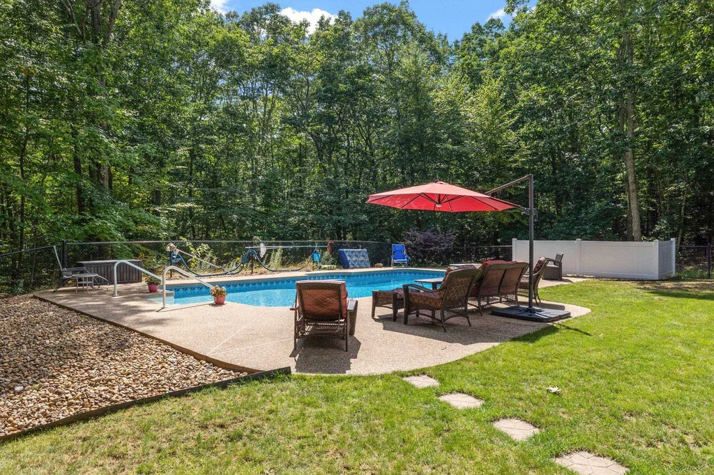 44 Ann Logan Circle Raymond NH 03077