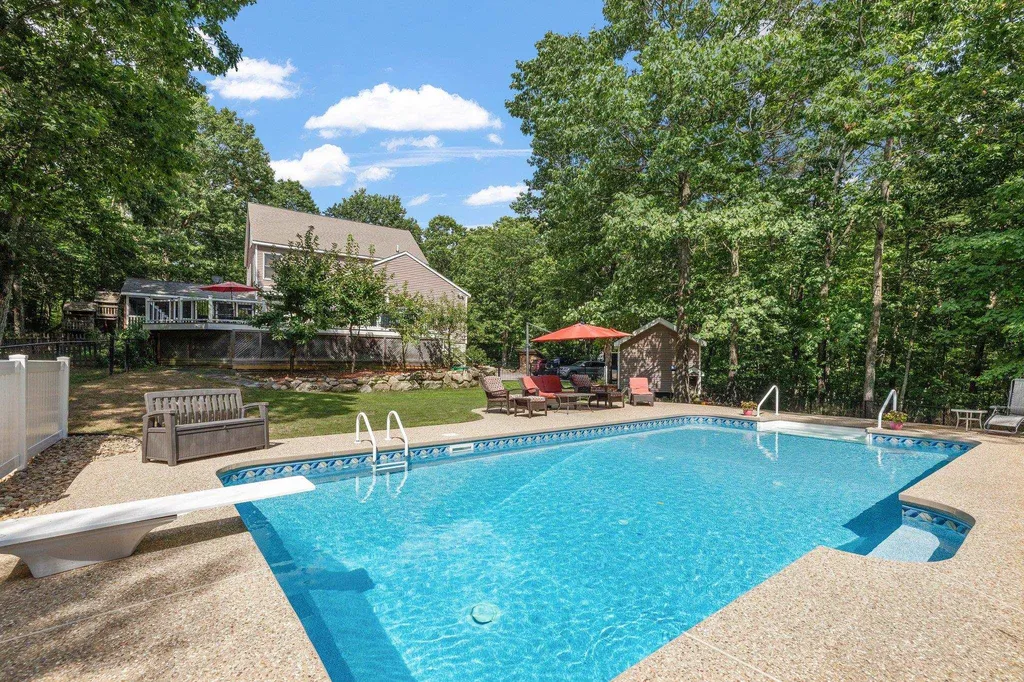 44 Ann Logan Circle Raymond NH 03077