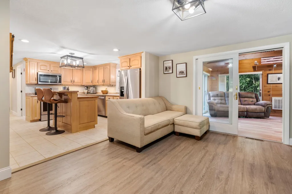 8 Lincoln Street Pelham NH 03076