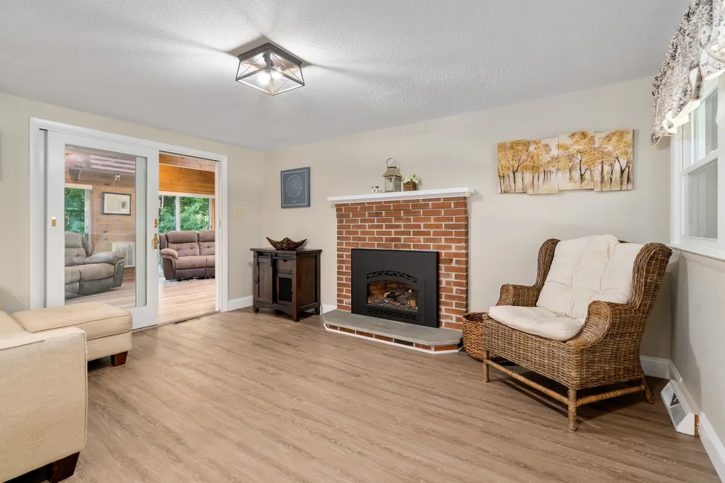 8 Lincoln Street Pelham NH 03076