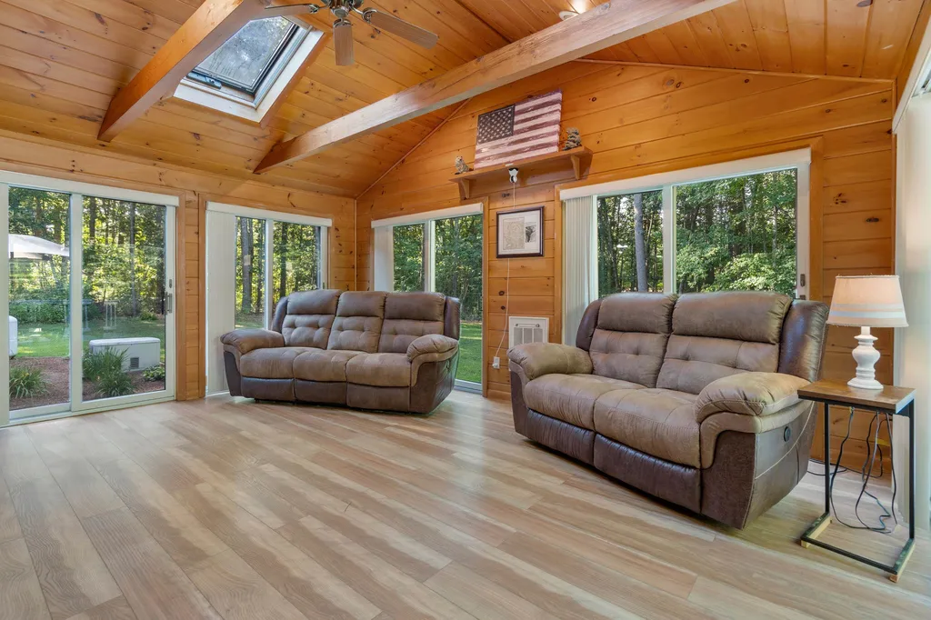 8 Lincoln Street Pelham NH 03076