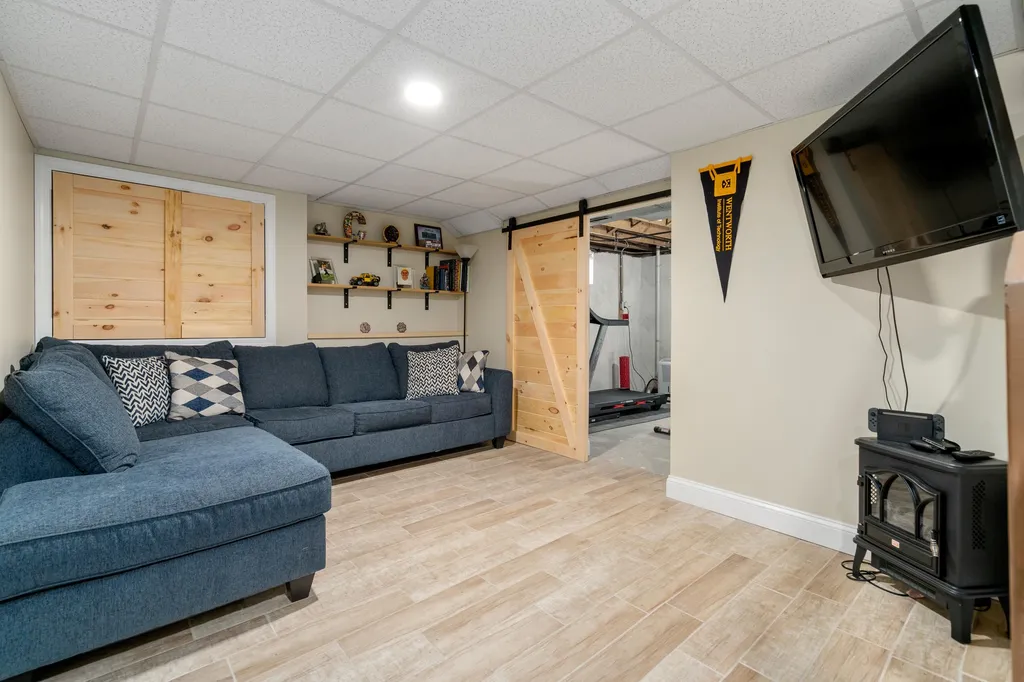 8 Lincoln Street Pelham NH 03076